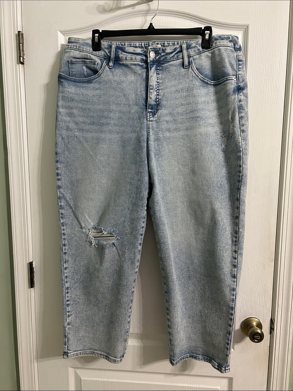 Ava & Viv Light Blue Boyfriend Jeans with Knee Rip